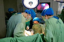 Phát hiện dị vật tồn tại cả năm trong âm đạo bé gái 7 tuổi