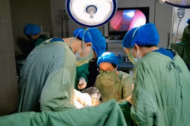 Phát hiện dị vật tồn tại cả năm trong âm đạo bé gái 7 tuổi