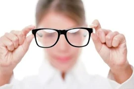 Lý do thị lực suy giảm dù mới ngoài 30 tuổi