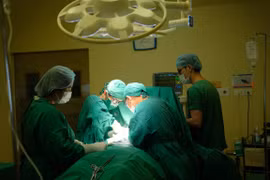 Người đàn ông nguy kịch vì bị thang máy kẹp cổ lúc làm việc