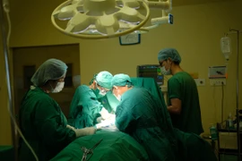 Người đàn ông nguy kịch vì bị thang máy kẹp cổ lúc làm việc