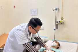 Nội soi kết hợp tán sỏi laser điều trị sỏi đường mật trong gan