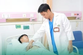 Trẻ 14 tuổi nguy kịch tính mạng sau 4 ngày tự điều trị đau bụng