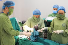 Phẫu thuật cứu sống song thai nguy kịch, mẹ và bé đều an toàn sau sinh