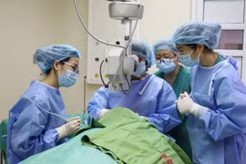 Ghép giác mạc mang lại ánh sáng cho hai người bị bệnh lý giác mạc nặng