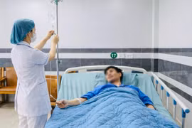 Thanh niên 34 tuổi chưa từng điều trị bệnh bị thủng dạ dày