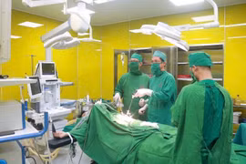 Đau bụng tự uống thuốc khiến viêm ruột thừa cấp nguy kịch