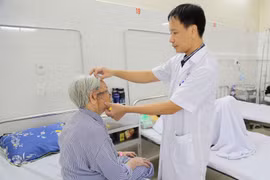 Cụ 96 tuổi bị ung thư da hiểm hóc lan từ má đến mắt mũi