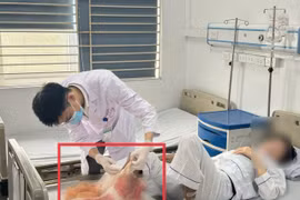 Chân hoại tử lan rộng vì đắp lá chữa bỏng