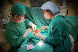 Vi phẫu trong đêm cứu hai cánh tay suýt hỏng vĩnh viễn vì đập tay vào kính