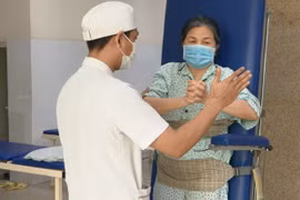 Tập phục hồi chức năng cho bệnh nhân u tủy ngực