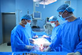 Trở lại chính mình sau phẫu thuật đặt thể hang nhân tạo