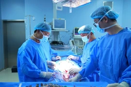 Trở lại chính mình sau phẫu thuật đặt thể hang nhân tạo