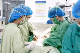 Can thiệp bào thai cứu sống song thai thiếu máu