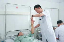 Chóng mặt, đi loạng choạng... không ngờ hẹp động mạnh cảnh 