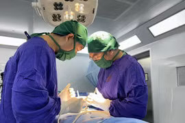 Ngã từ trên cao, thanh niên 34 tuổi sốc tủy, liệt hai chân