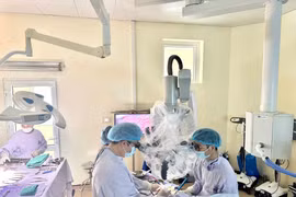 Phẫu thuật thành công cho người bệnh bị u tủy sống, kèm khối u trong não