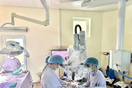 Phẫu thuật thành công cho người bệnh bị u tủy sống, kèm khối u trong não