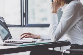 Da lão hóa do làm việc nhiều trước màn hình, cách gì khắc phục?