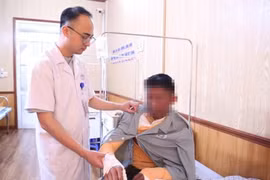 Bật bếp giữa lúc khí gas rò rỉ, hai vợ chồng bỏng nặng vùng mặt, cổ