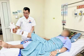 Máy cắt cỏ cắt gần đứt rời cẳng chân người đàn ông 48 tuổi