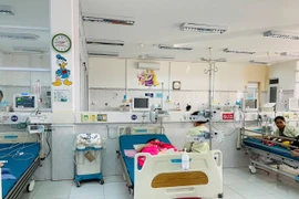 Lọc máu cứu trẻ 6 tuổi nguy kịch do ong khoái đốt