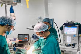 Cuộc chiến giành sự sống cho trẻ sinh non 32 tuần tổ hợp dị tật nặng