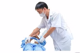 Bé 13 tuổi tinh hoàn hoại tử tím đen vì chậm đến viện