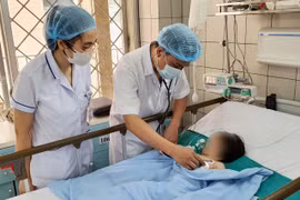 Bé 19 tháng tuổi tím tái, ngưng thở... vì đuổi nước trong xô