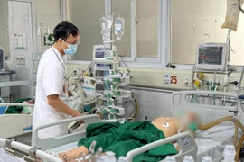 Cụ ông nhiễm khuẩn huyết, viêm màng não sau tiêm đau cổ