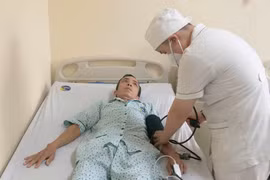 Ho ra cả chén máu, bác sĩ chỉ rõ nhiều bệnh gây ho ra máu sét đánh