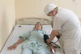 Ho ra cả chén máu, bác sĩ chỉ rõ nhiều bệnh gây ho ra máu sét đánh