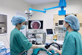 Bệnh nhi nuốt móc khóa vào bụng, được bác sĩ kịp thời gắp ra an toàn