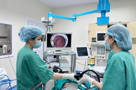 Bệnh nhi nuốt móc khóa vào bụng, được bác sĩ kịp thời gắp ra an toàn