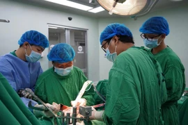 Cắt gan ung thư cho bệnh nhân bằng dao mổ siêu âm