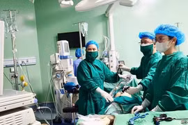 Lấy u buồng trứng xoắn chứa xương tóc, bảo toàn thai nhi 