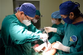 Mổ trật khớp bẩm sinh, hành trình nắn chỉnh đôi chân thay đổi cuộc đời