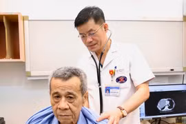 Cứu sống người đàn ông 74 tuổi với khối u phổi khổng lồ chèn ép tim