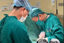 Nhiều lần truyền máu vì ung thư bàng quang xâm lấn cơ, bướu hơn 10cm