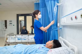 Nấu cỗ giúp đám cười ngày nắng nóng, người đàn ông say nắng, sốc nhiệt