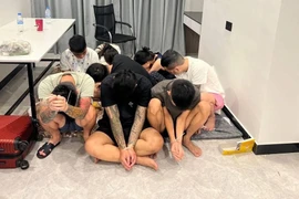 Các nghi phạm lừa đảo trực tuyến bị bắt tại một khu phức hợp tại thủ đô Phnom Penh ngày 14/7. Ảnh: Khmertimes