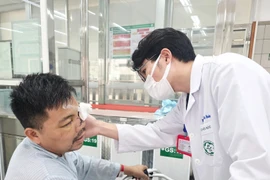 Kéo xe sa lầy, tài xế bị dây xích đứt văng vào mặt nguy kịch, phải bỏ bên mắt