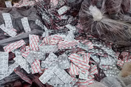 Thuốc, thực phẩm chức năng vứt bỏ tràn lan... rất nguy hại