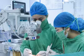 Củng mạc bị rách do dị vật xuyên thấu mắt