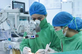 Củng mạc bị rách do dị vật xuyên thấu mắt