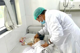 Bé 4 tuổi suy kiệt, lồng ruột do hội chứng “công chúa tóc mây”