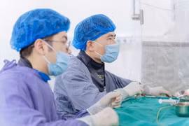 Vỡ dị dạng động tĩnh mạch, nam bệnh nhân 49 tuổi suýt tử vong