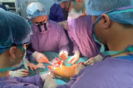 Nối lại chi thể đứt rời cho nữ sinh 19 tuổi va chạm với xe phân khối lớn