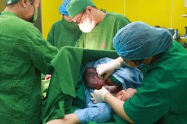 Mổ cấp cứu cho sản phụ thai to, ngôi mặt sẹo mổ cũ dính