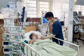 Từ vụ ngộ độc ở Hải Phòng, bác sĩ cảnh báo nguy cơ từ rượu giả